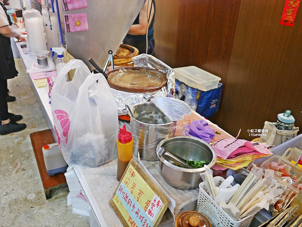 萬隆美食「寶島肉圓店」肉圓包芋頭或筍絲，清蒸、油炸或雙拼一次滿足
