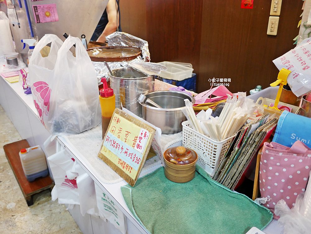 萬隆美食「寶島肉圓店」肉圓包芋頭或筍絲，清蒸、油炸或雙拼一次滿足