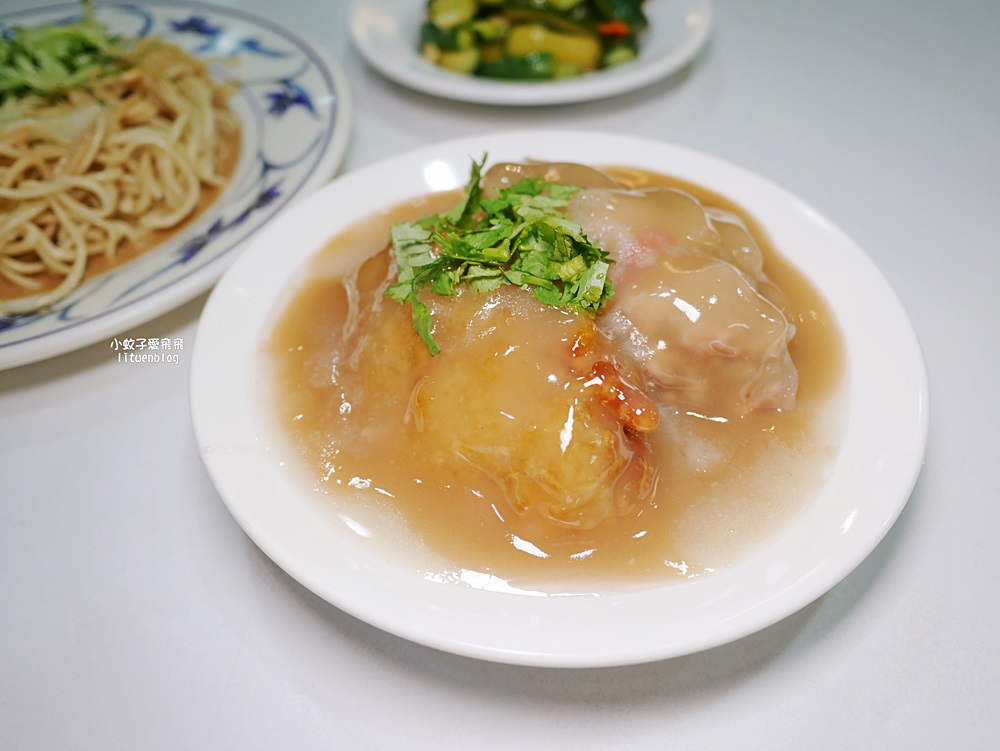 萬隆美食「寶島肉圓店」肉圓包芋頭或筍絲，清蒸、油炸或雙拼一次滿足
