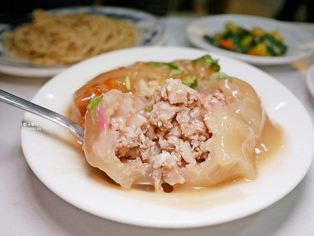 萬隆美食「寶島肉圓店」肉圓包芋頭或筍絲，清蒸、油炸或雙拼一次滿足