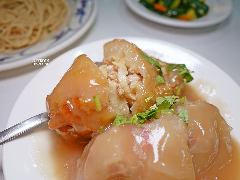 萬隆美食「寶島肉圓店」肉圓包芋頭或筍絲，清蒸、油炸或雙拼一次滿足