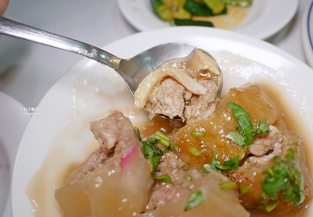 萬隆美食「寶島肉圓店」肉圓包芋頭或筍絲，清蒸、油炸或雙拼一次滿足
