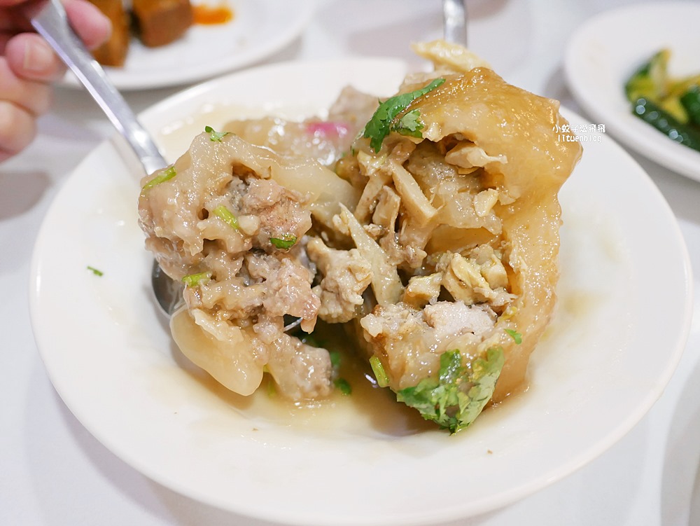 萬隆美食「寶島肉圓店」肉圓包芋頭或筍絲，清蒸、油炸或雙拼一次滿足