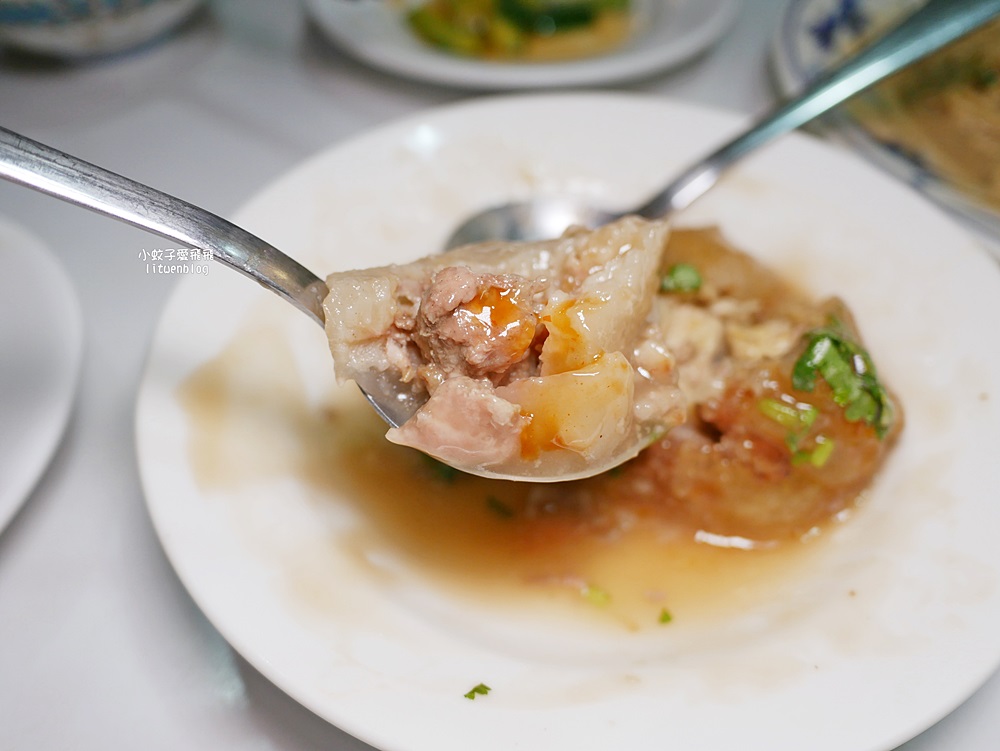 萬隆美食「寶島肉圓店」肉圓包芋頭或筍絲，清蒸、油炸或雙拼一次滿足