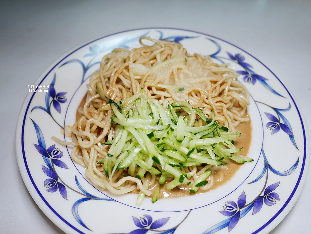 萬隆美食「寶島肉圓店」肉圓包芋頭或筍絲，清蒸、油炸或雙拼一次滿足