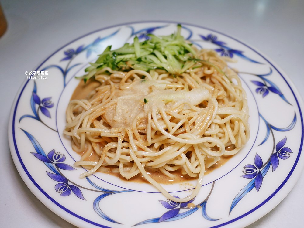 萬隆美食「寶島肉圓店」肉圓包芋頭或筍絲，清蒸、油炸或雙拼一次滿足