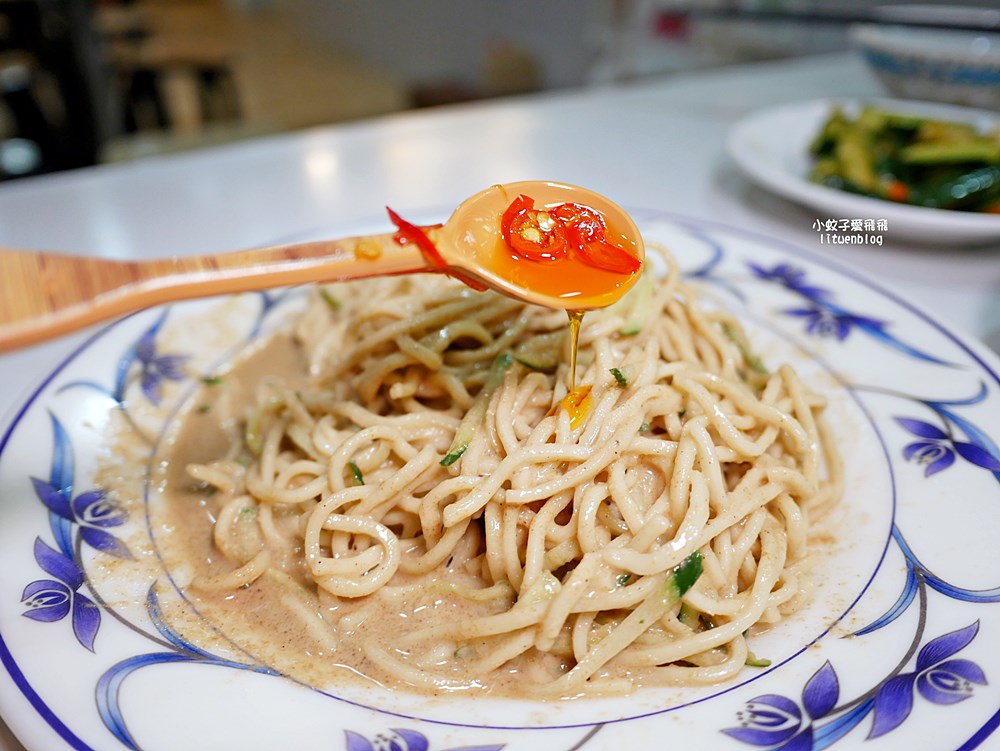萬隆美食「寶島肉圓店」肉圓包芋頭或筍絲，清蒸、油炸或雙拼一次滿足