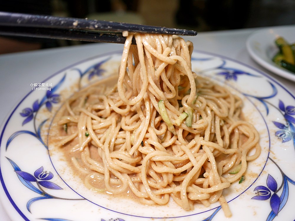 萬隆美食「寶島肉圓店」肉圓包芋頭或筍絲，清蒸、油炸或雙拼一次滿足