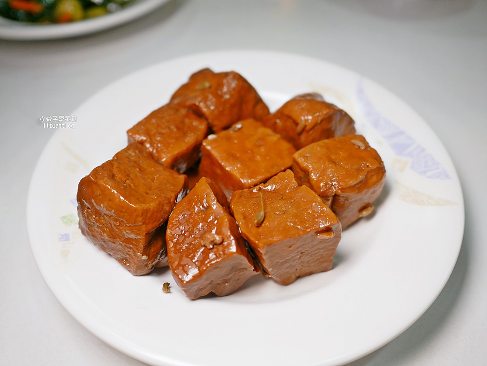 萬隆美食「寶島肉圓店」肉圓包芋頭或筍絲，清蒸、油炸或雙拼一次滿足