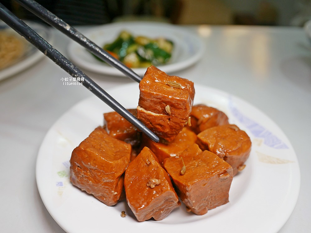 萬隆美食「寶島肉圓店」肉圓包芋頭或筍絲，清蒸、油炸或雙拼一次滿足