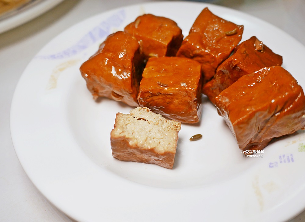 萬隆美食「寶島肉圓店」肉圓包芋頭或筍絲，清蒸、油炸或雙拼一次滿足