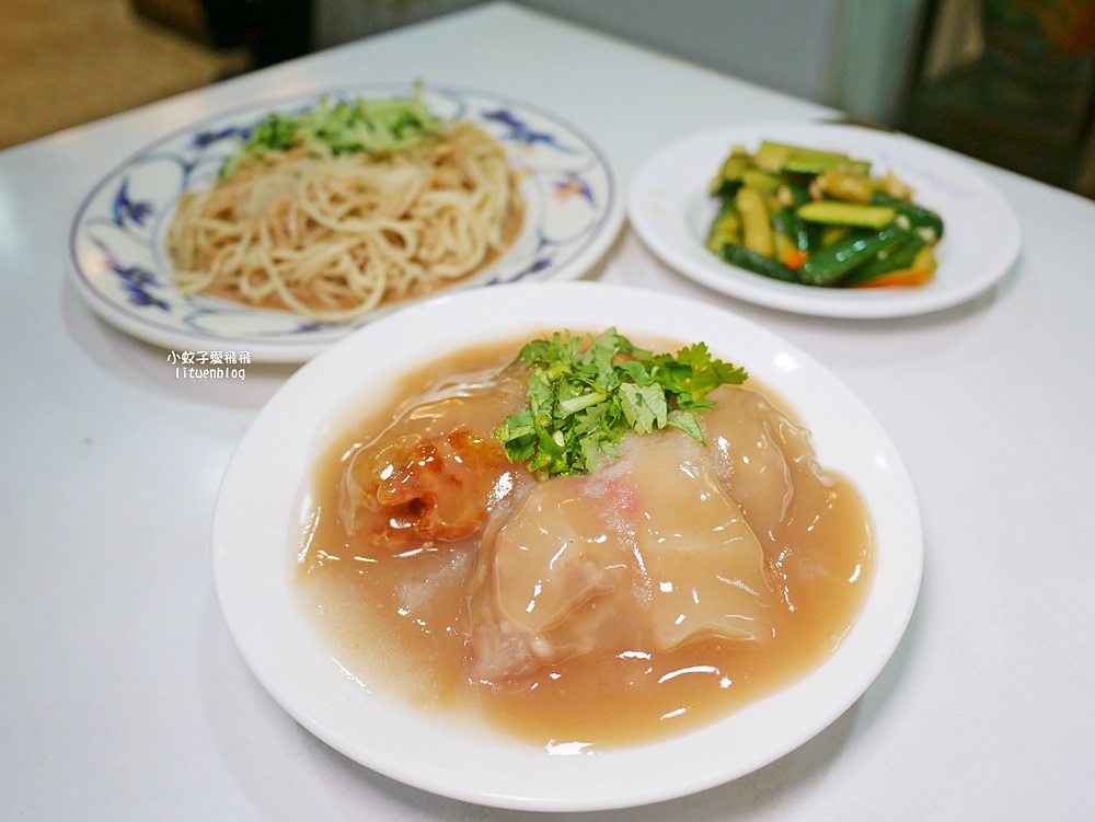 萬隆美食「寶島肉圓店」肉圓包芋頭或筍絲，清蒸、油炸或雙拼一次滿足