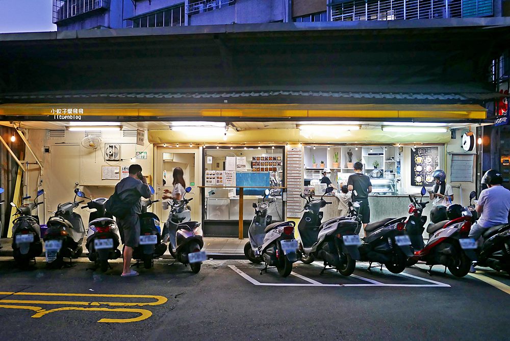 萬隆冰店「三角冰冰品專賣店」造型刨冰台式豆花有鐵觀音的雙拼奶奶
