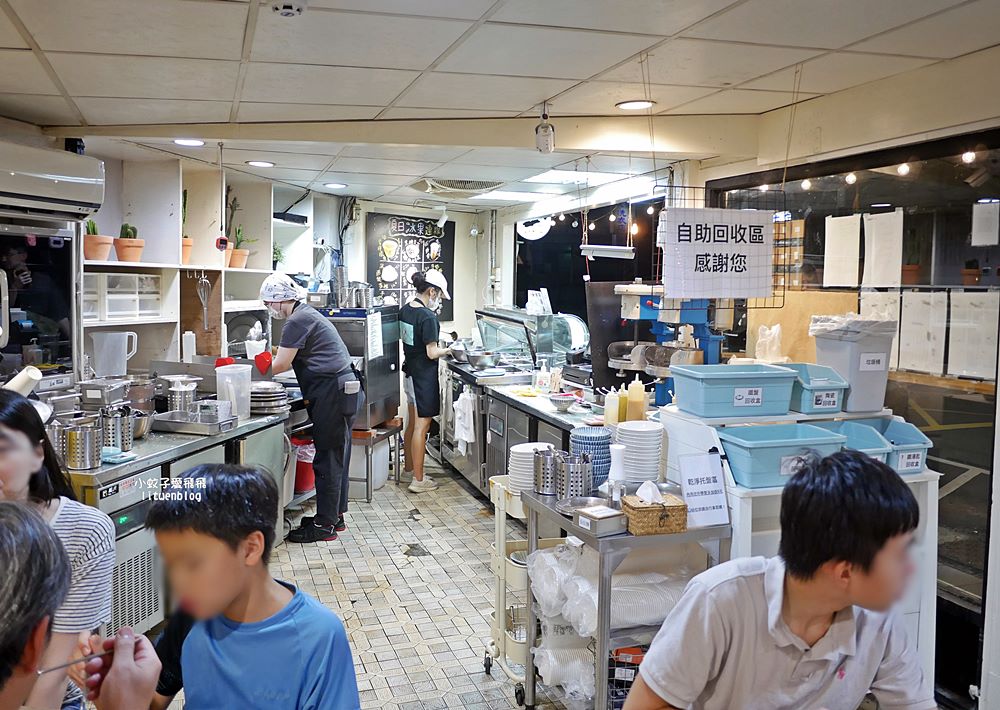 萬隆冰店「三角冰冰品專賣店」造型刨冰台式豆花有鐵觀音的雙拼奶奶 萬隆冰店「三角冰冰品專賣店」造型刨冰台式豆花有鐵觀音的雙拼奶奶