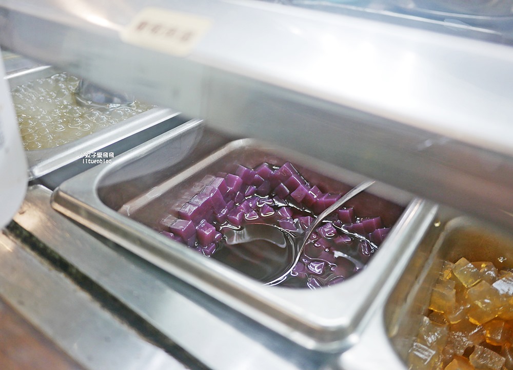 萬隆冰店「三角冰冰品專賣店」造型刨冰台式豆花有鐵觀音的雙拼奶奶 萬隆冰店「三角冰冰品專賣店」造型刨冰台式豆花有鐵觀音的雙拼奶奶