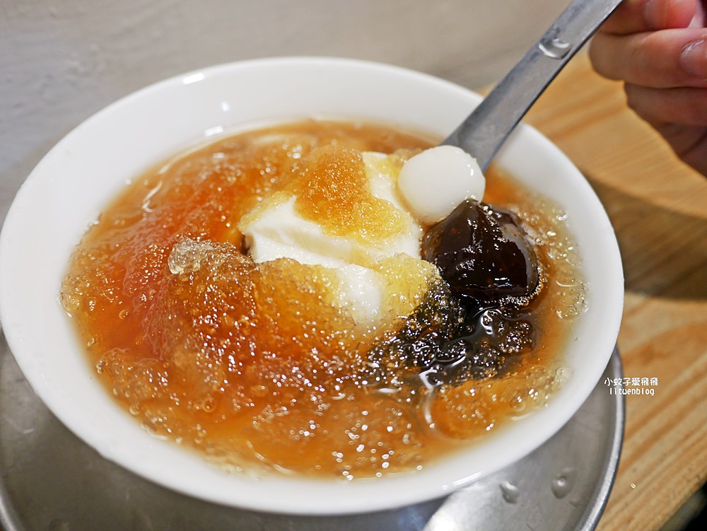 萬隆冰店「三角冰冰品專賣店」造型刨冰台式豆花有鐵觀音的雙拼奶奶 萬隆冰店「三角冰冰品專賣店」造型刨冰台式豆花有鐵觀音的雙拼奶奶