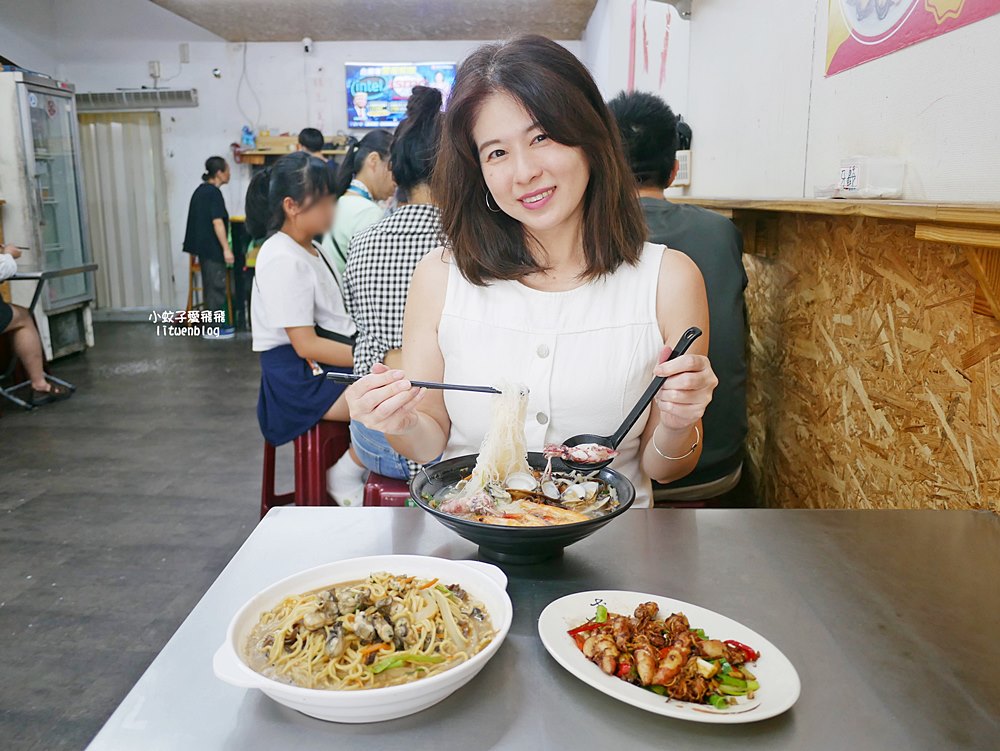 金山美食「柳媽媽海鮮粥麵館」小卷鮮蝦鮮蚵蛤蜊配料澎湃