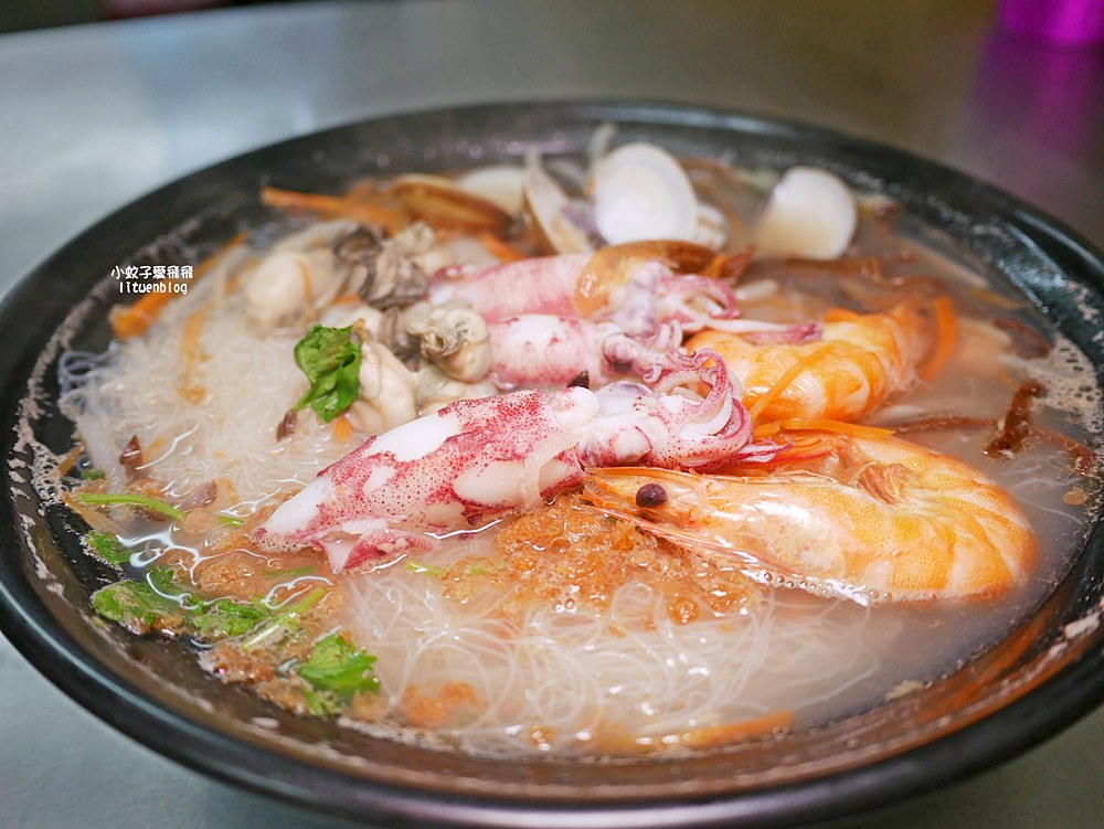 金山美食「柳媽媽海鮮粥麵館」小卷鮮蝦鮮蚵蛤蜊配料澎湃