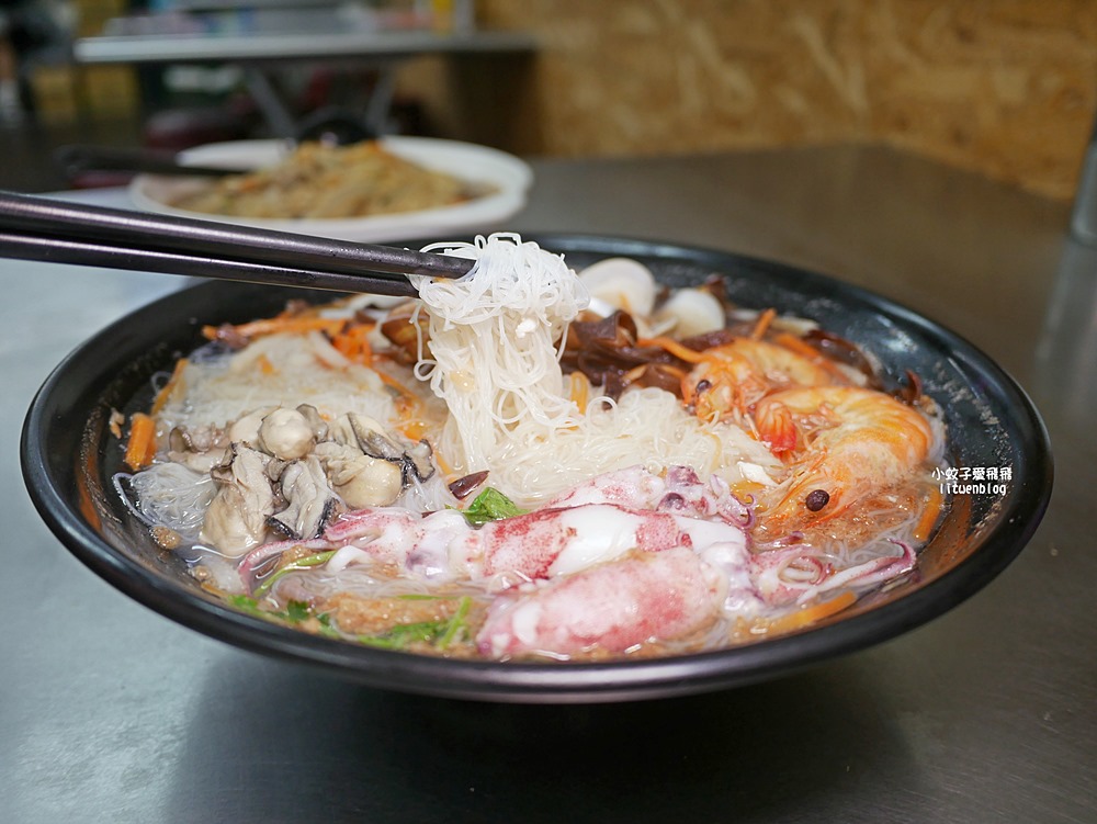 金山美食「柳媽媽海鮮粥麵館」小卷鮮蝦鮮蚵蛤蜊配料澎湃