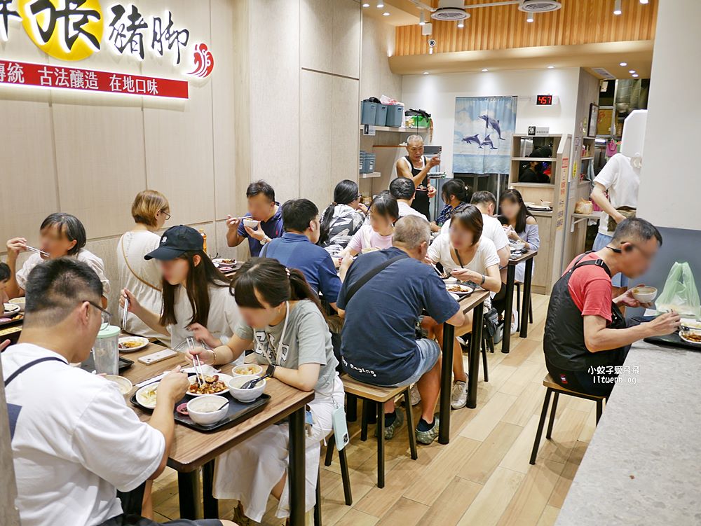 「老牌張豬腳飯」超過6000則評論冠上台北必吃豬腳