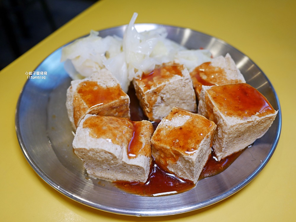 三峽美食｜三峽老街美食「民權小吃館麻辣臭豆腐炸臭豆腐」脆酥軟又有汁，手作麻辣醬是亮點