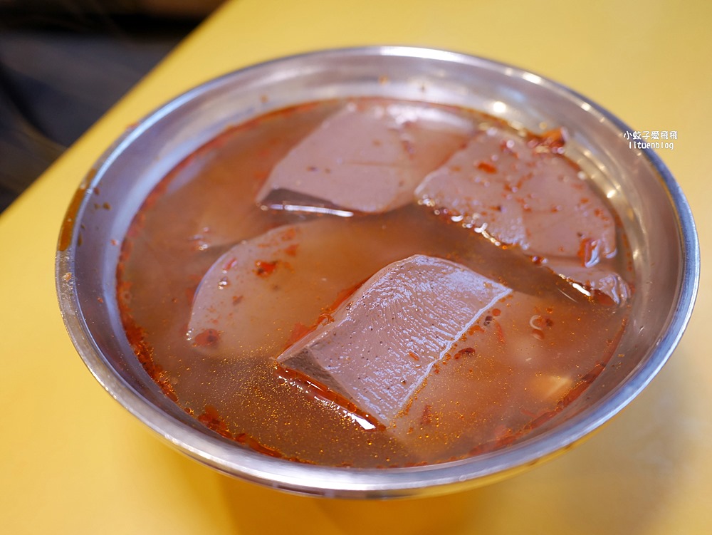 三峽美食｜三峽老街美食「民權小吃館麻辣臭豆腐炸臭豆腐」脆酥軟又有汁，手作麻辣醬是亮點