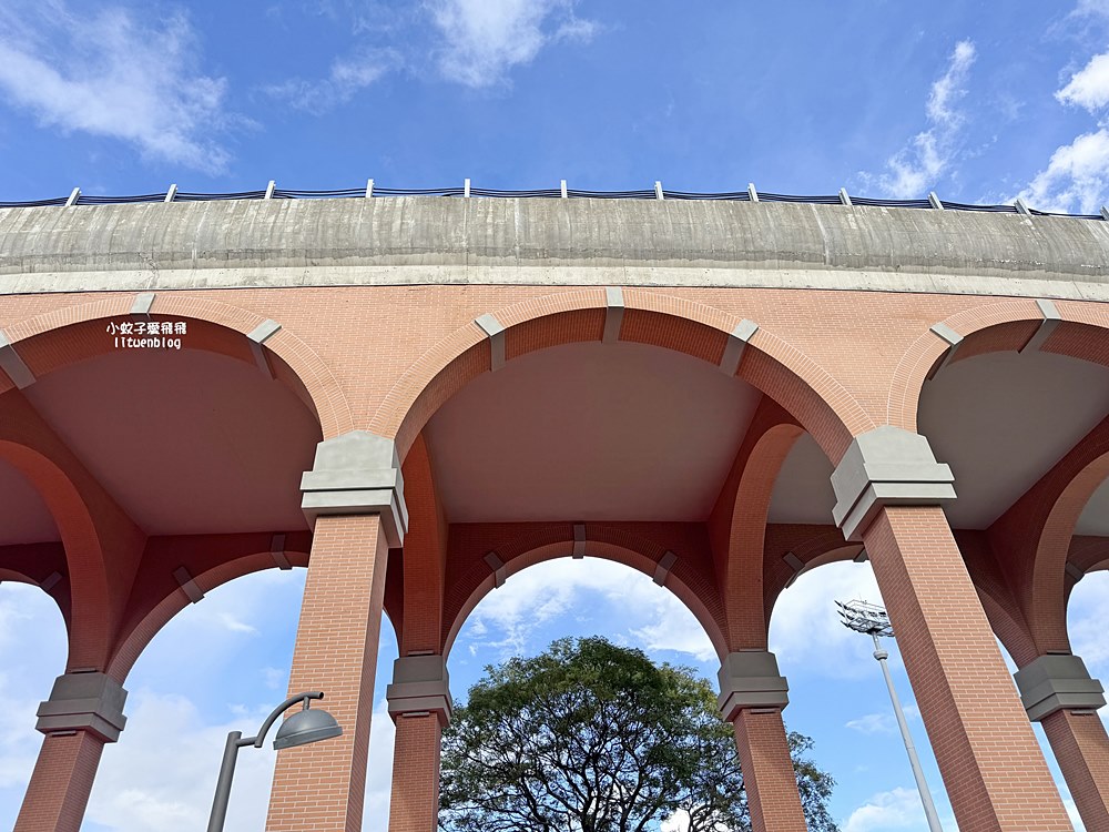 三峽景點臺北大學「飛鳶廣場」地標，思古迴廊全台唯一仿紅磚拱橋三鶯線秘境