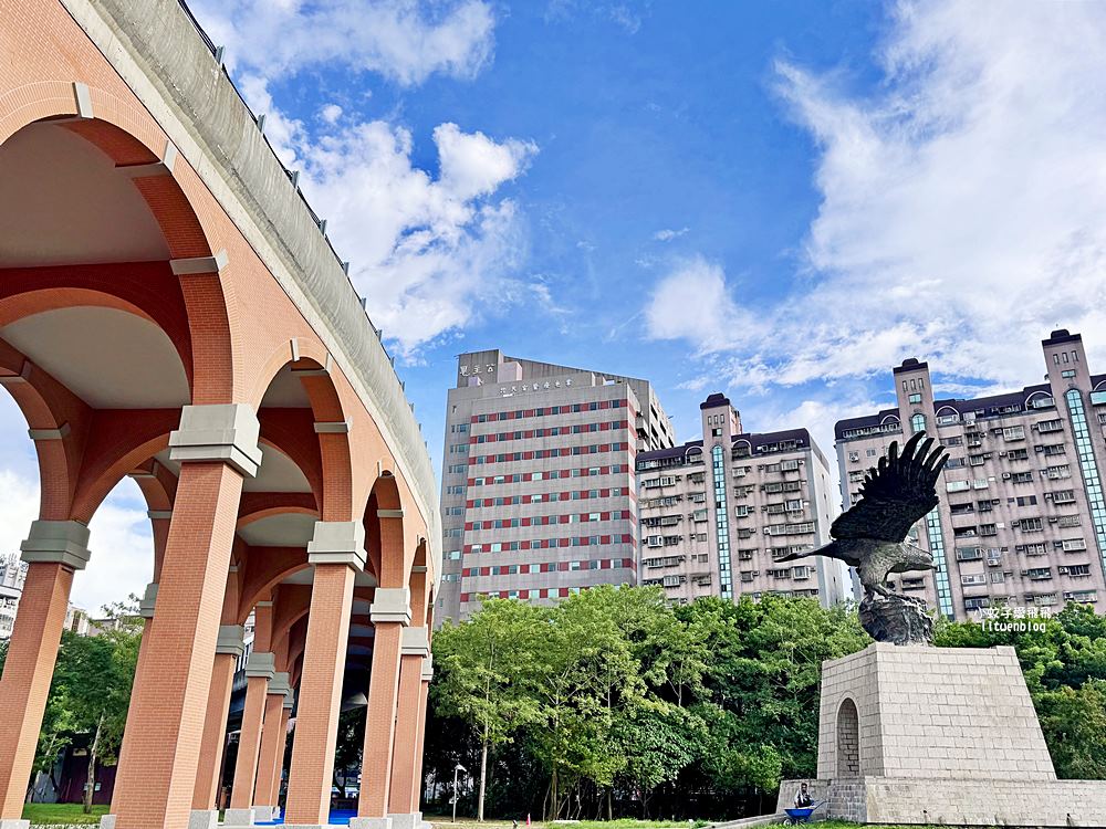 三峽景點臺北大學「飛鳶廣場」地標,思古迴廊全台唯一仿紅磚拱橋三鶯線秘境 三峽景點臺北大學「飛鳶廣場」地標,思古迴廊全台唯一仿紅磚拱橋三鶯線秘境