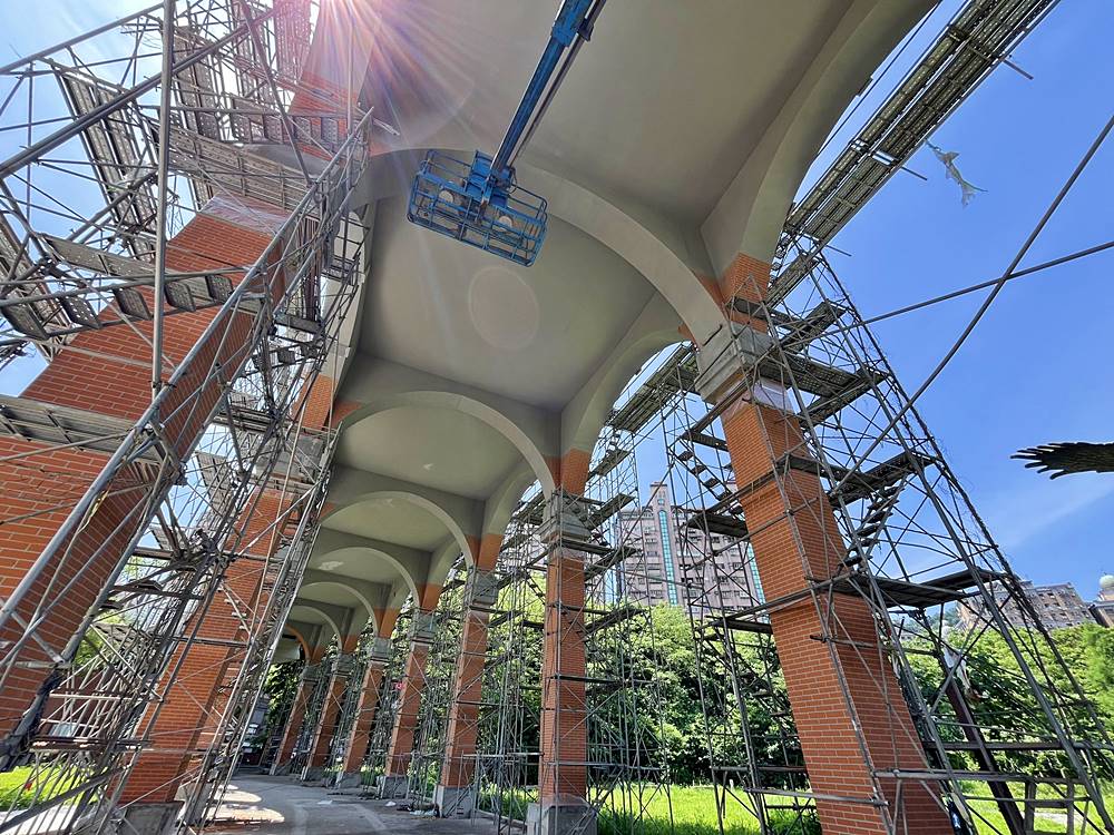 三峽景點臺北大學「飛鳶廣場」地標,思古迴廊全台唯一仿紅磚拱橋三鶯線秘境 三峽景點臺北大學「飛鳶廣場」地標,思古迴廊全台唯一仿紅磚拱橋三鶯線秘境