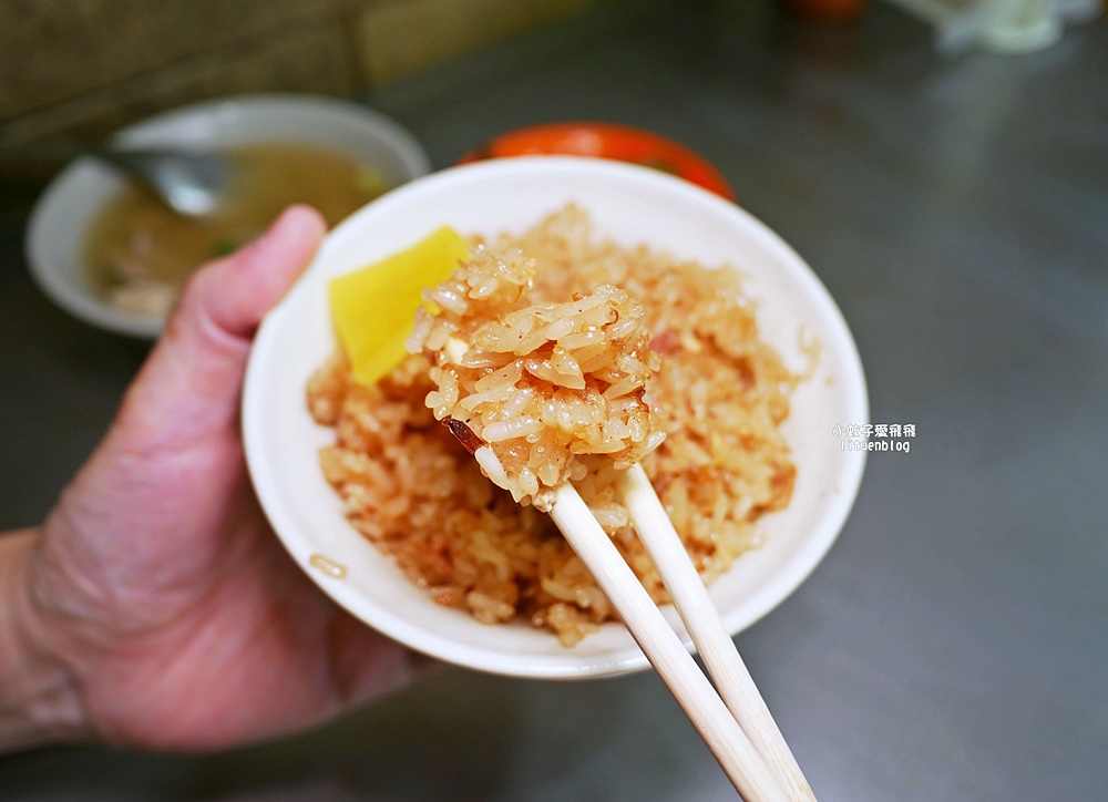 關渡美食「勝記油飯」銅板價油飯香氣逼人，什錦湯豬肝好嫩口