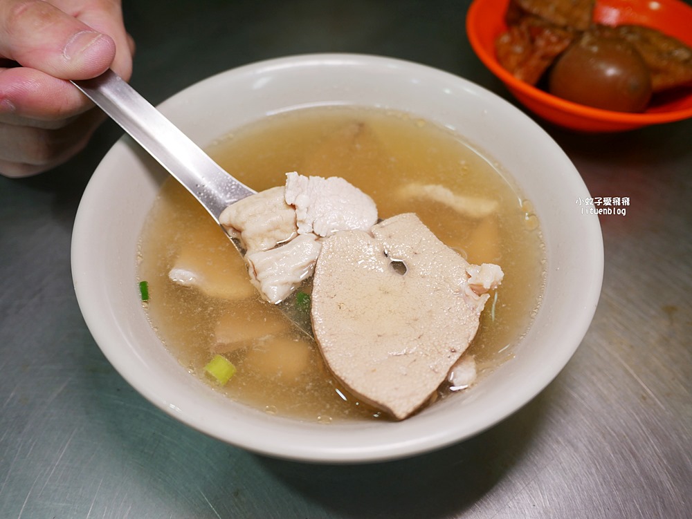 關渡美食「勝記油飯」銅板價油飯香氣逼人，什錦湯豬肝好嫩口