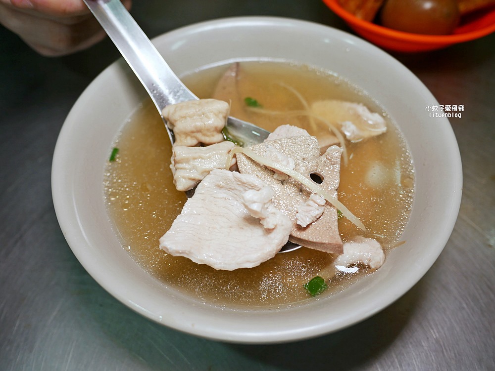 關渡美食「勝記油飯」銅板價油飯香氣逼人，什錦湯豬肝好嫩口