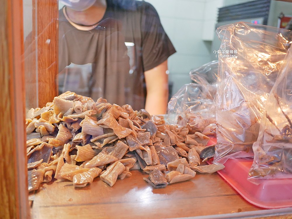 鶯歌美食「鶯歌林滷味」排隊冷滷份量多，辣醬超頂必加