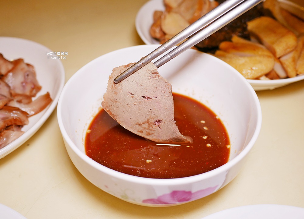 鶯歌美食「鶯歌林滷味」排隊冷滷份量多，辣醬超頂必加