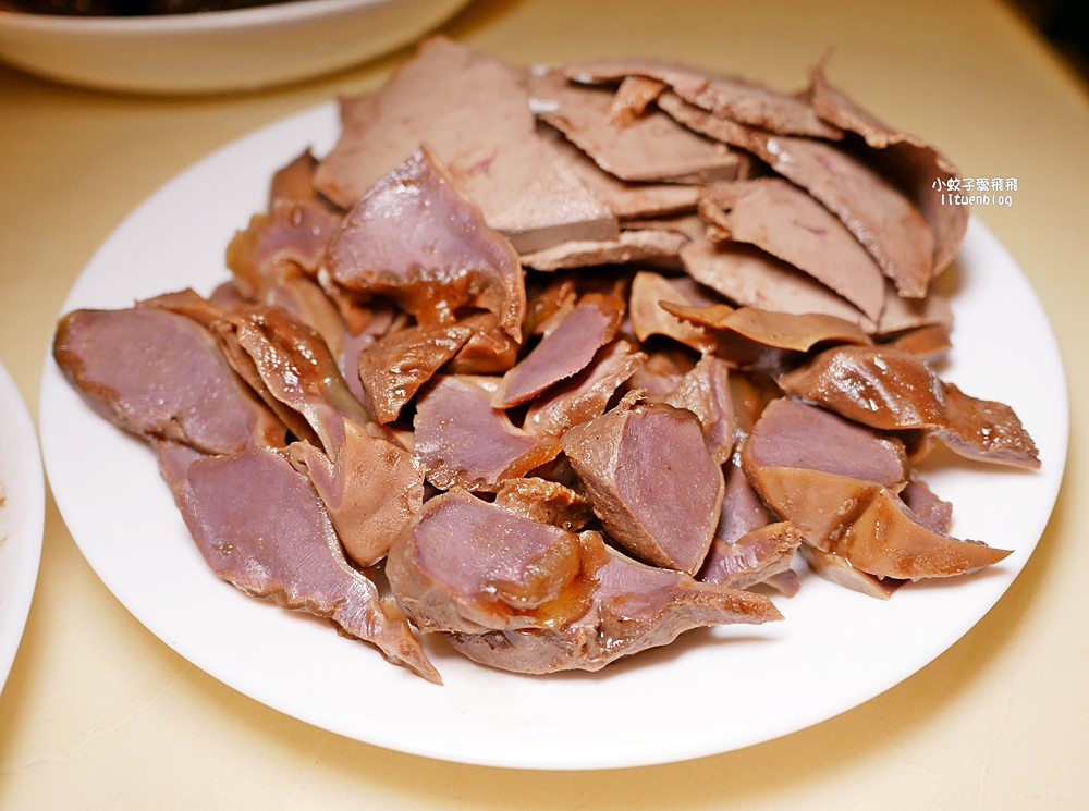鶯歌美食「鶯歌林滷味」排隊冷滷份量多，辣醬超頂必加
