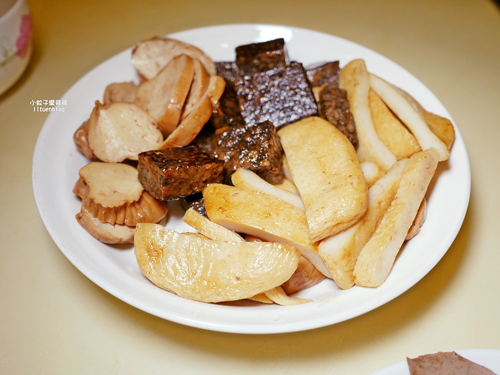 鶯歌美食「鶯歌林滷味」排隊冷滷份量多，辣醬超頂必加