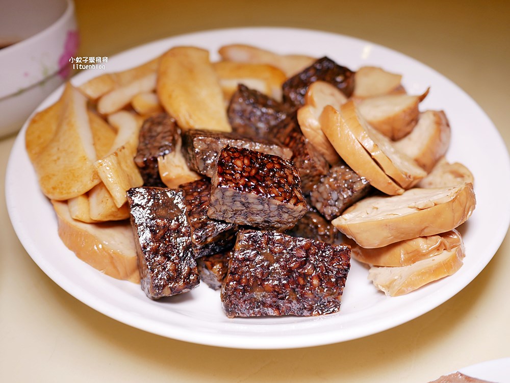 鶯歌美食「鶯歌林滷味」排隊冷滷份量多，辣醬超頂必加