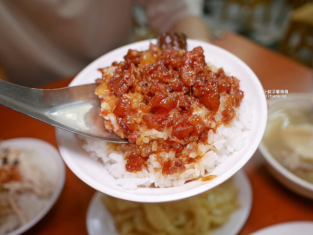 中山國小站美食「黃記魯肉飯」雙城街夜市旁排隊魯肉飯觀光客朝聖指定，米其林推薦