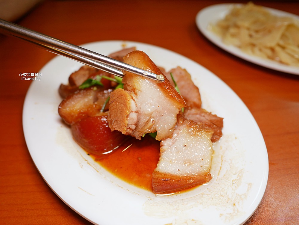 中山國小站美食「黃記魯肉飯」雙城街夜市旁排隊魯肉飯觀光客朝聖指定，米其林推薦