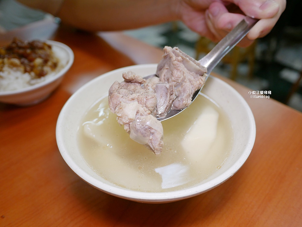中山國小站美食「黃記魯肉飯」雙城街夜市旁排隊魯肉飯觀光客朝聖指定，米其林推薦