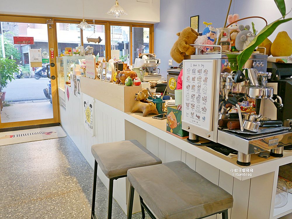 三峽咖啡「ED Coffee一滴咖啡館」手作甜點寵物友善，店狗也很親人