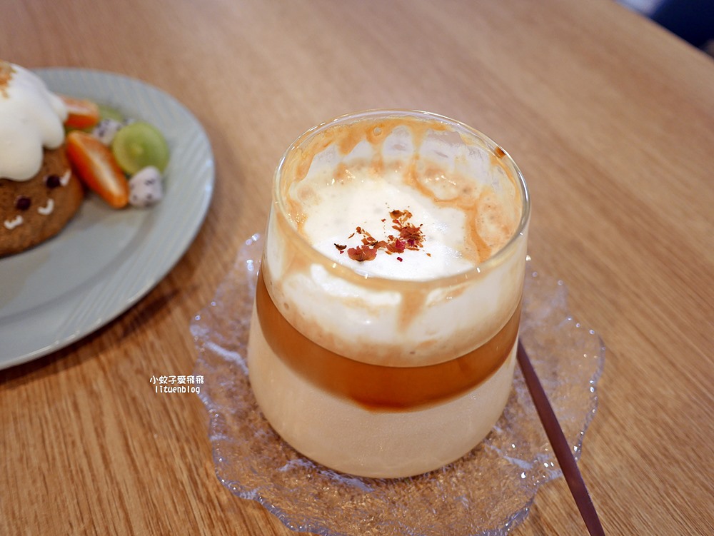 三峽咖啡「ED Coffee一滴咖啡館」手作甜點寵物友善，店狗也很親人