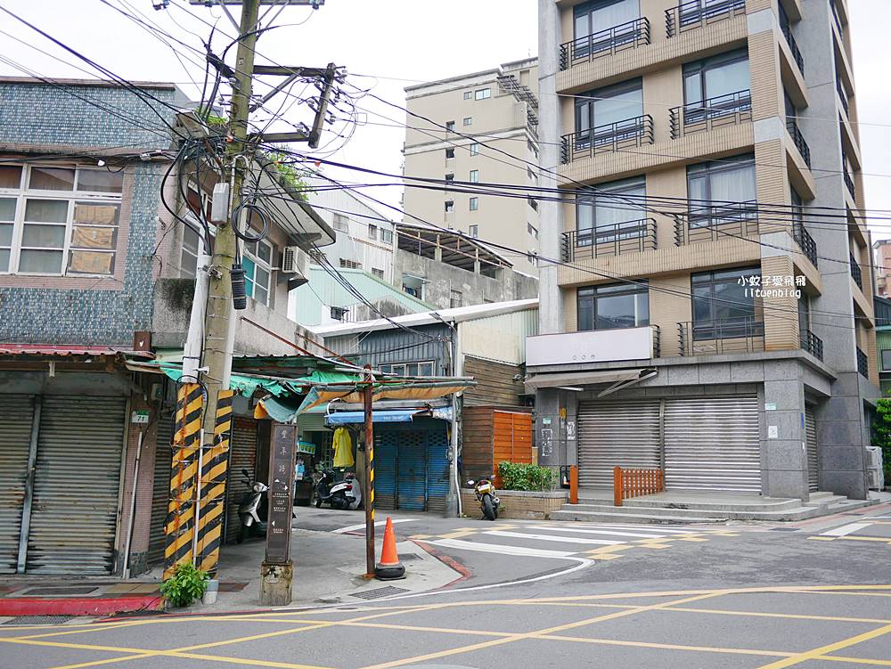 北投咖啡「小紅花Cafe」老公寓裡可愛繽紛彩繪，毛線手作體驗之複合式咖啡廳