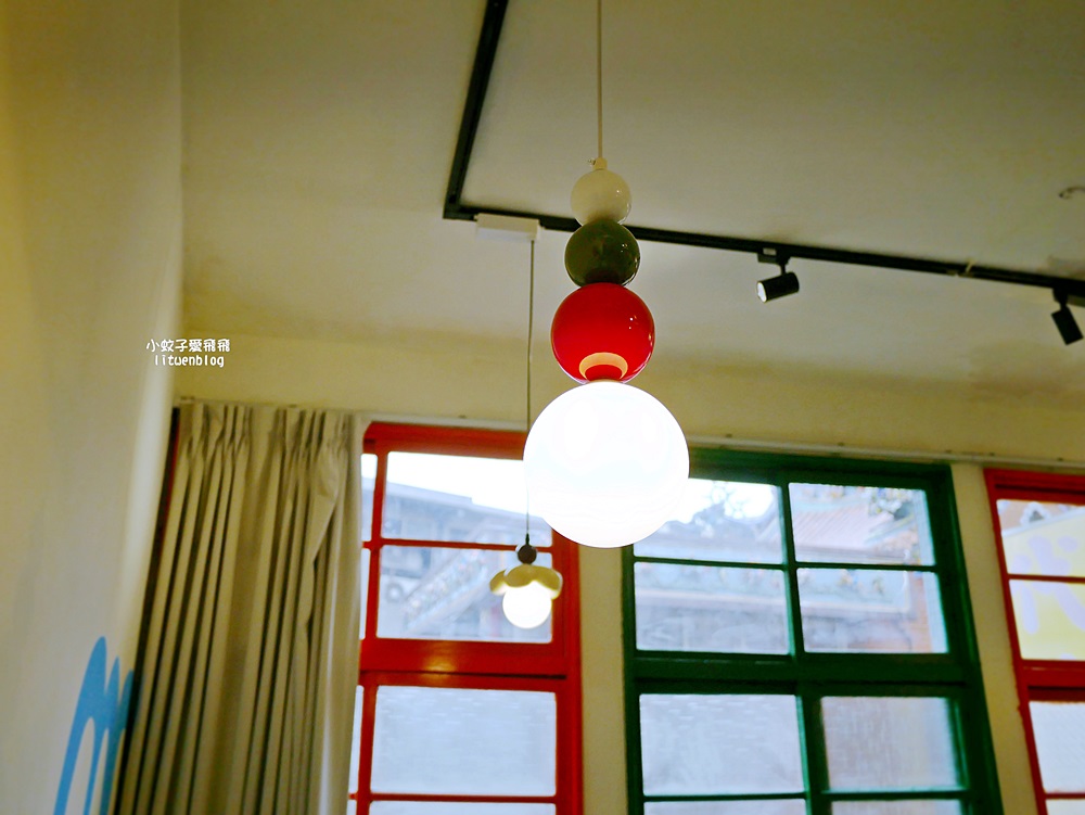 北投咖啡「小紅花Cafe」老公寓裡可愛繽紛彩繪，毛線手作體驗之複合式咖啡廳