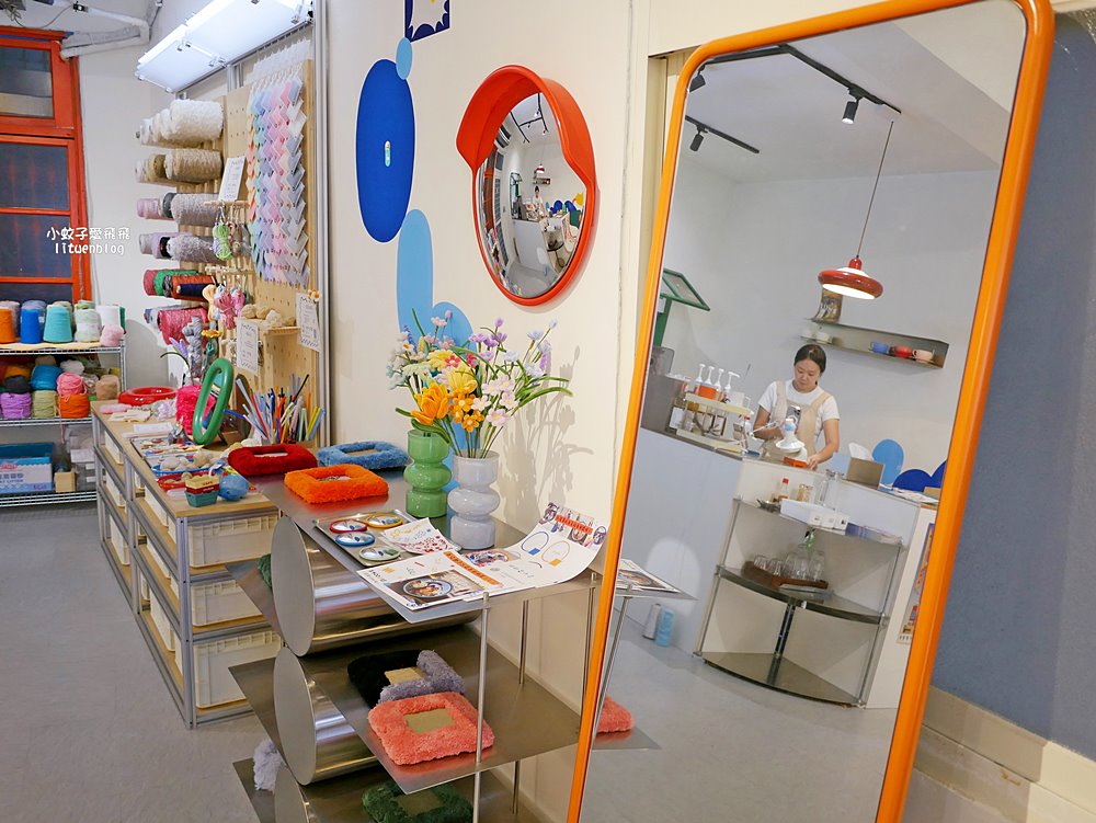 北投咖啡「小紅花Cafe」老公寓裡可愛繽紛彩繪，毛線手作體驗之複合式咖啡廳