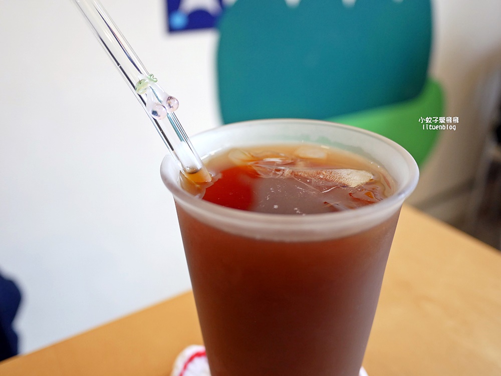 北投咖啡「小紅花Cafe」老公寓裡可愛繽紛彩繪，毛線手作體驗之複合式咖啡廳