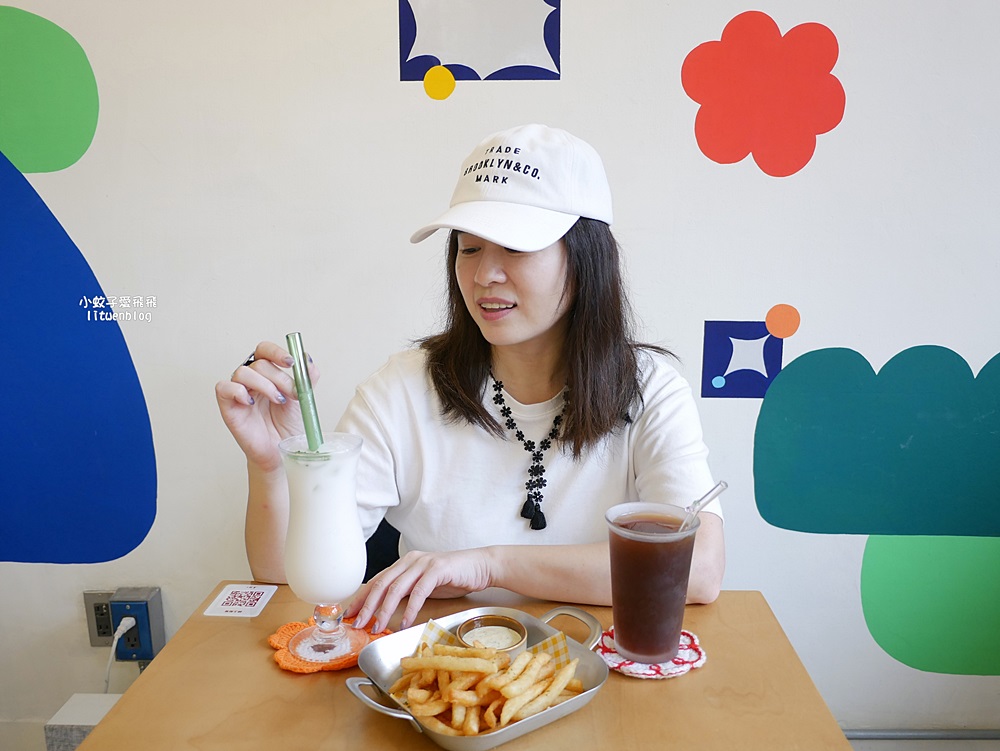 北投咖啡「小紅花Cafe」老公寓裡可愛繽紛彩繪，毛線手作體驗之複合式咖啡廳