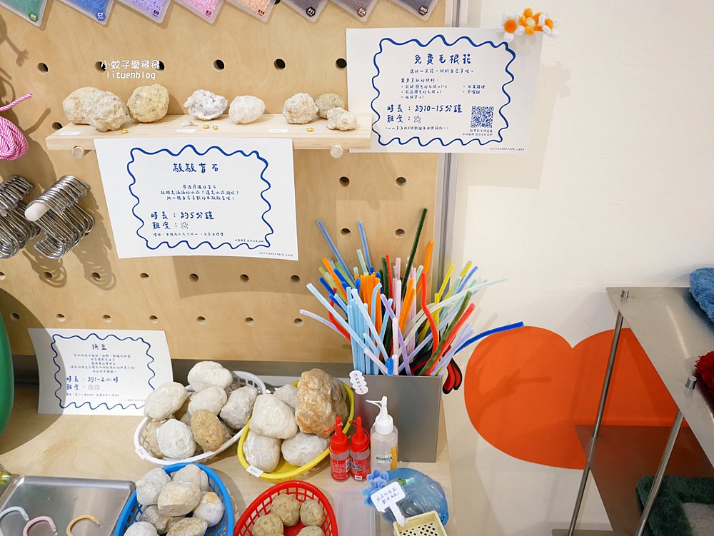 北投咖啡「小紅花Cafe」老公寓裡可愛繽紛彩繪，毛線手作體驗之複合式咖啡廳