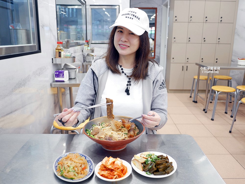 「粟家牛肉麵總店」在地近40年重新裝潢，北投必吃三大牛肉麵店之一