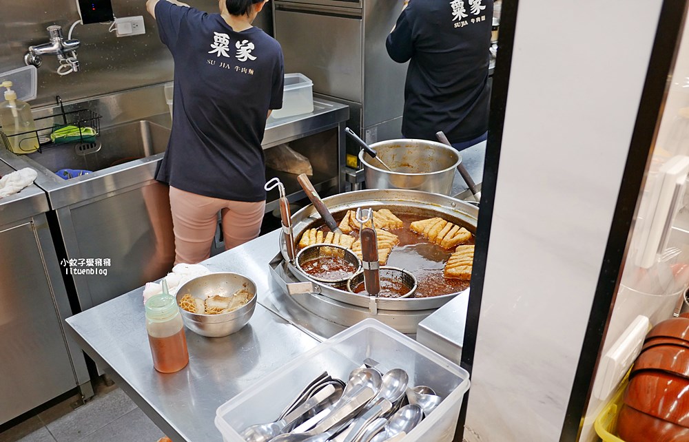 「粟家牛肉麵總店」在地近40年重新裝潢，北投必吃三大牛肉麵店之一